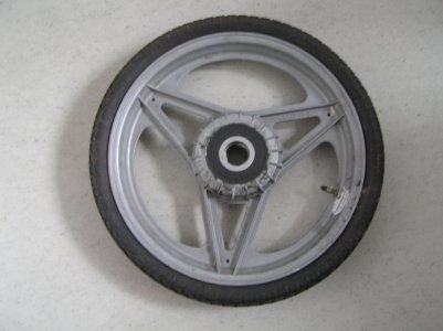 Hinterradfelge mit Reifen